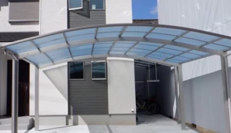美しく清掃されたカーポートが住まいの印象をアップ！